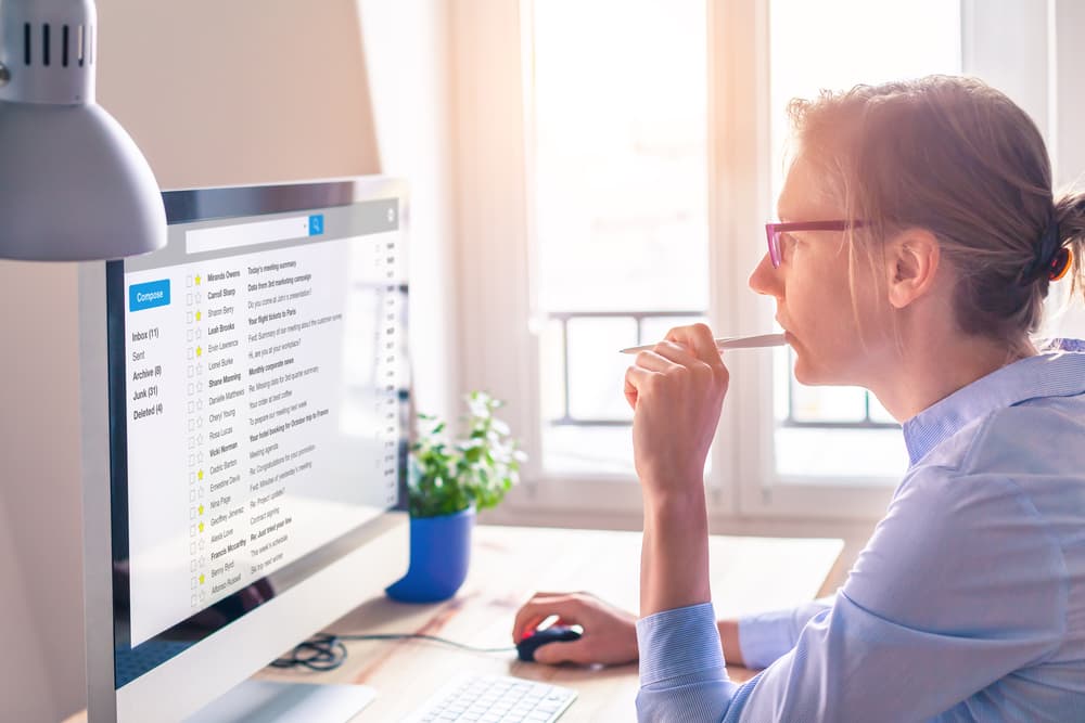 <b>REVISA Y REVISA</b>
<br>Antes de enviar algún correo o mensaje importante (para un jefe, algún familiar, novio, etc), leelo con cuidado y precisión. No se te vaya a ir algo indebido, o el tan temido 'reply all'. Guárdalo en tu fólder de enviado por si 'misteriosamente' se pierde o no les llega. Concéntrate bien.
