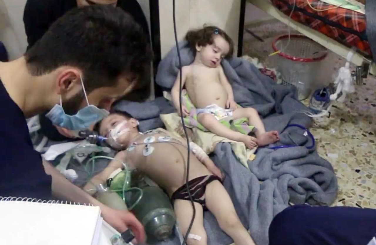 Los rescatistas aseguran que al llegar al lugar del ataque encontraron familias sofocadas en sus casas o que se resguardaban en refugios,
<b> </b>muchos de ellos con "excesiva espuma en la boca, quemaduras en la córnea y emitiendo un olor a gas sarín".
