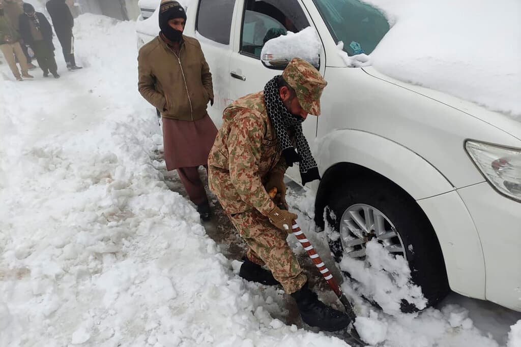 El ministro del Interior, Sheikh Rashid Ahmed, informó que miles de vehículos habían sido sacados de la nieve, pero que más de mil seguían atrapados en el área este sábado.