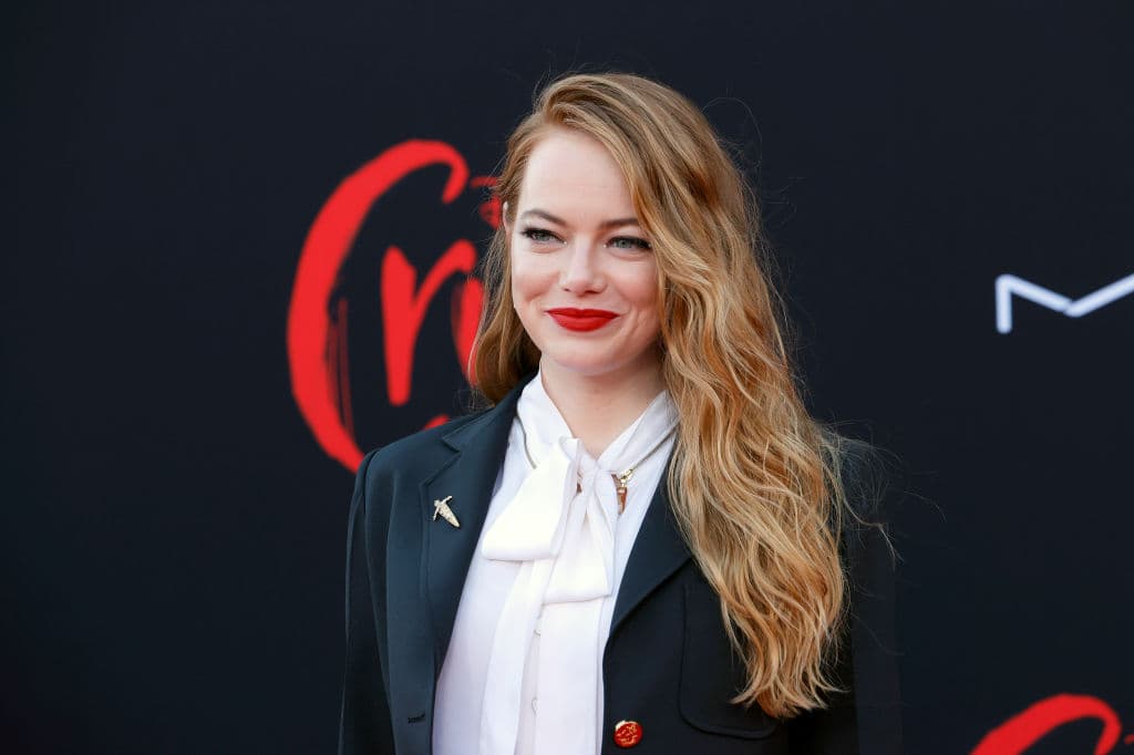 <b>Emma Stone</b>
<br>Durante una entrevista en 
<i>The Late Show </i>con David Letterman, 
<a href="https://www.univision.com/deportes/emma-stone-regresa-con-secuela-de-cruella-fotos">la actriz</a> dijo que su fallecido abuelo, a quien ni siquiera conoció, le deja monedas en su casa y que es algo difícil de explicar.