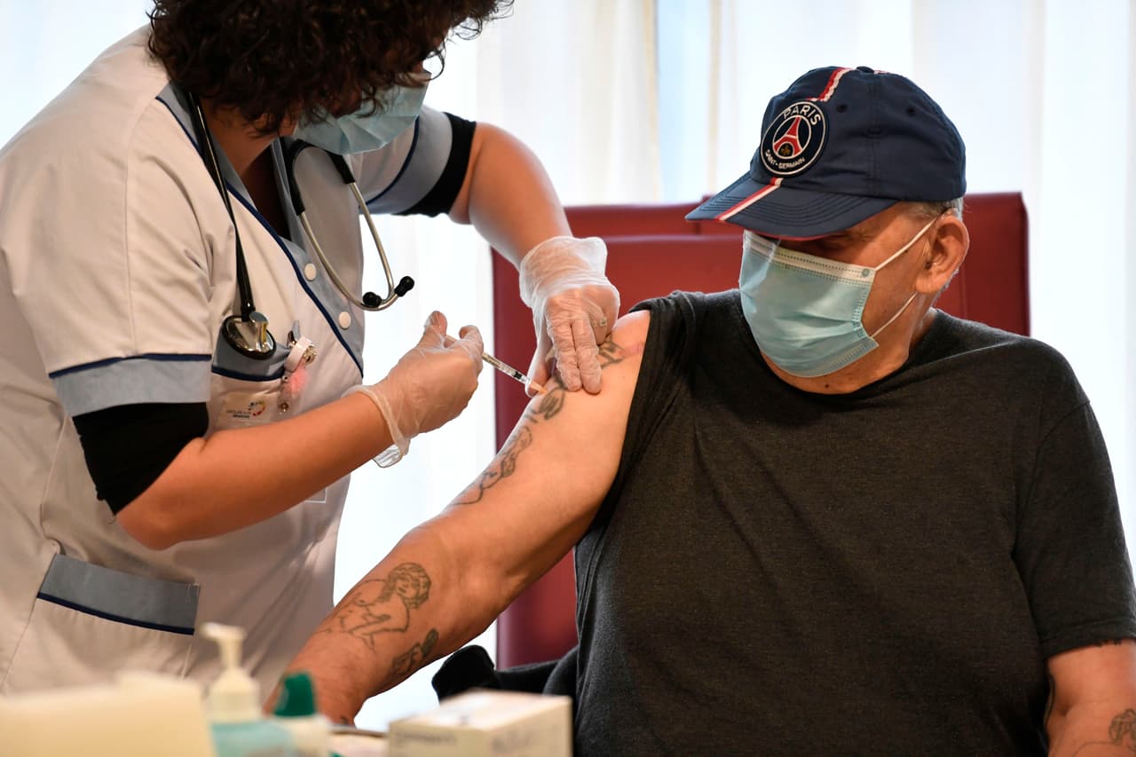 El hospital Jackson Memorial de Miami vacuna a los mayores de 65 años. 
<a href="https://jacksonhealth.org/keeping-you-safe/" target="_blank">Presione aquí para ir a la página web y pedir una cita desde este martes 5 de enero. </a>