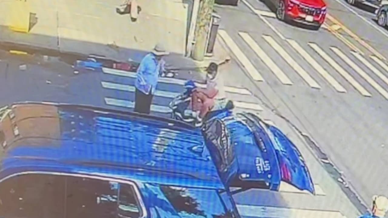 Motociclista atropella mortalmente a anciano de 90 años en Brooklyn y luego huye del lugar