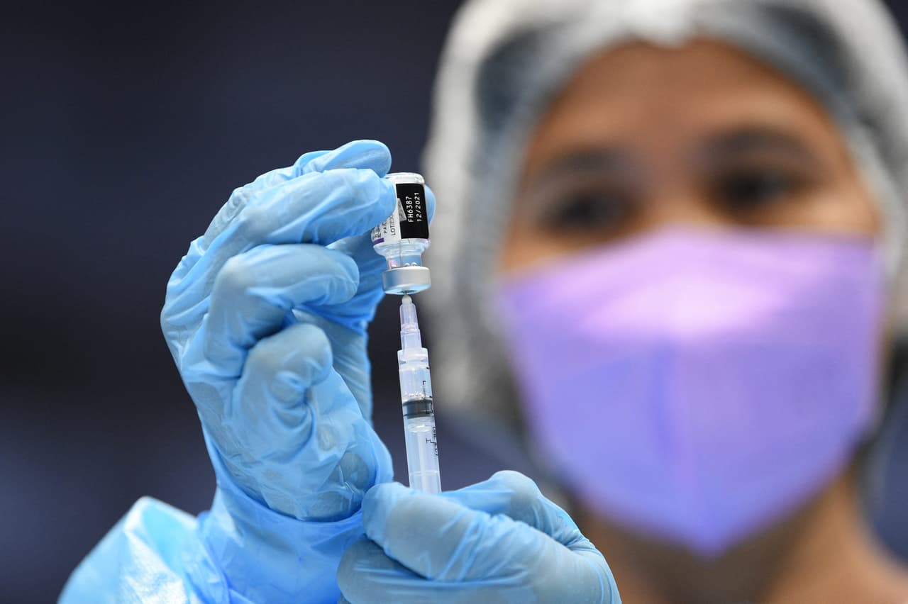 La farmacéutica estadounidense Moderna, creadora de una de las 
<a href="https://www.univision.com/noticias/salud/moderna-anuncia-que-su-vacuna-contra-el-coronavirus-es-94-5-efectiva">vacunas más usadas contra el covid-19</a>, notificó sobre el hipotético desarrollo de una nueva inyección adaptada a ómicron para principios de 2022. 
<a href="https://www.univision.com/noticias/salud/vacuna-coronavirus-covid-19-refuerzo-adultos-pfizer-moderna-cdc">Pfizer y su socio alemán BioNTech</a> emitieron un comunicado el viernes diciendo que ya están analizando esta variante para determinar si su vacuna podría necesitar algún tipo de "ajuste".