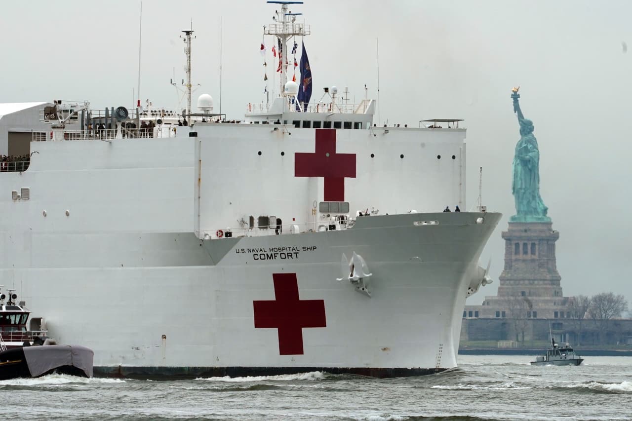 El buque hospital USNS Comfort a su llegada a Nueva York, el lunes 30 de marzo. Este hospital militar tiene 1,000 camas y 12 quirófanos que podrían estar en funcionamiento en las próximas 24 horas. La cifra de muertos por el coronavirus en el estado de Nueva York superó las 1,000 el domingo, menos de un mes después de que se detectó el primer caso allí.