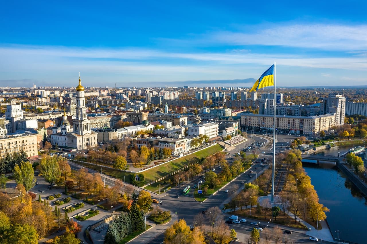 <h3 class="cms-H3-H3">18. Ucrania</h3>
<br>
<br>🛫 
<b>Factores de riesgo: </b>Invasión militar por parte de Rusia. 
<br>
<br>🛫 
<b>Advertencia más reciente del Departamento de Estado: </b>13 de julio de 2022. 
<br>