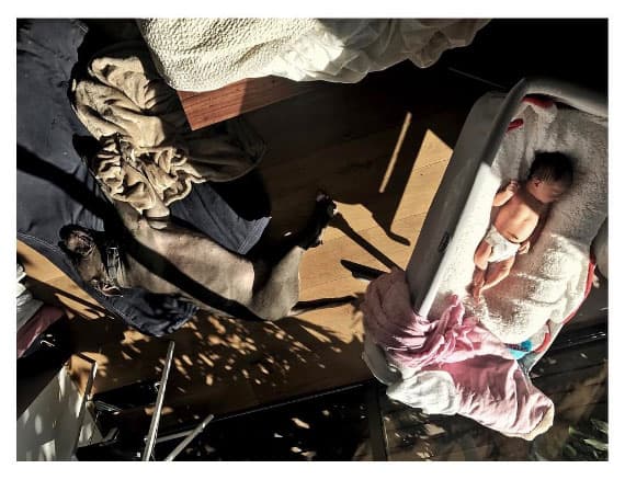 Es por eso que los felices padres no dejan de presumir a su primogénita con tiernas imágenes.