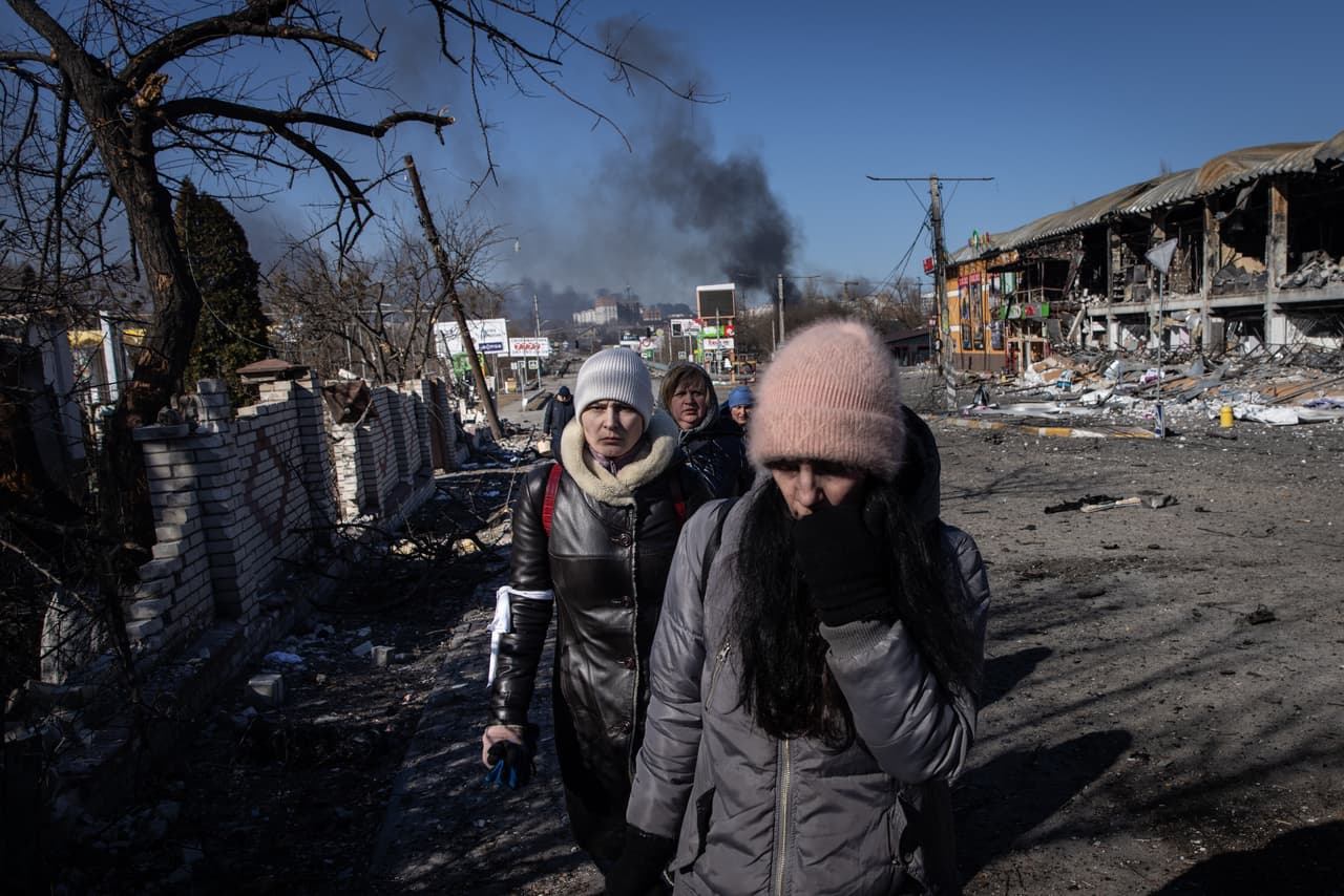 Poco después del inicio de la invasión en Ucrania, 
<i>Human Rights Watch</i> y Amnistía Internacional acusaron a Rusia de dejar caer 
<a href="https://www.univision.com/noticias/mundo/guerra-rusia-ucrania-armas-prohibidas-bombas-termobaricas-racimo">bombas de racimo</a> contra un hospital y una escuela en Járkov, ataques que pueden constituir crímenes de guerra según el derecho internacional.