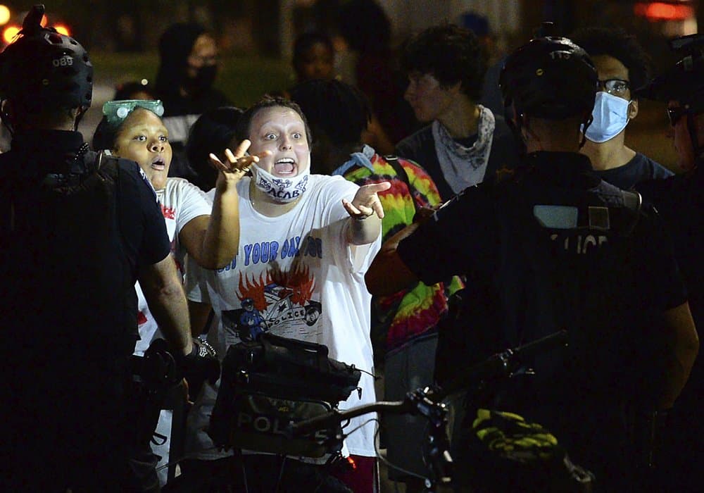 Varias personas fueron arrestadas el viernes y al menos una persona fue arrestada el sábado. La policía de Charlotte-Mecklenburg tuiteó que un manifestante armado con una pistola fue arrestado, y anteriormente declaró que se usó gas pimienta para evitar que otro manifestante armado con un tubo "avanzara hacia los oficiales".