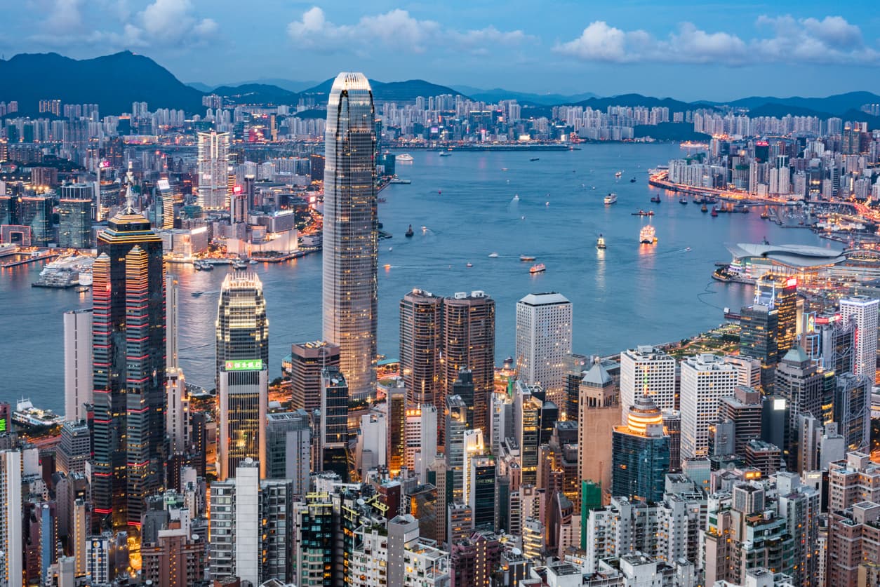 <b>4. Hong Kong, isla de Hong Kong:</b> Es habitual que Hong Kong integre la lista de las ciudades más caras del mundo. En estos últimos años, en cambio, muchos extranjeros se han ido, tanto por el alto costo de la ciudad como por las duras políticas y restricciones por la pandemia del coronavirus. Hong Kong es un importante centro de negocios a nivel mundial. Tiene una población de más de 7 millones de habitantes.