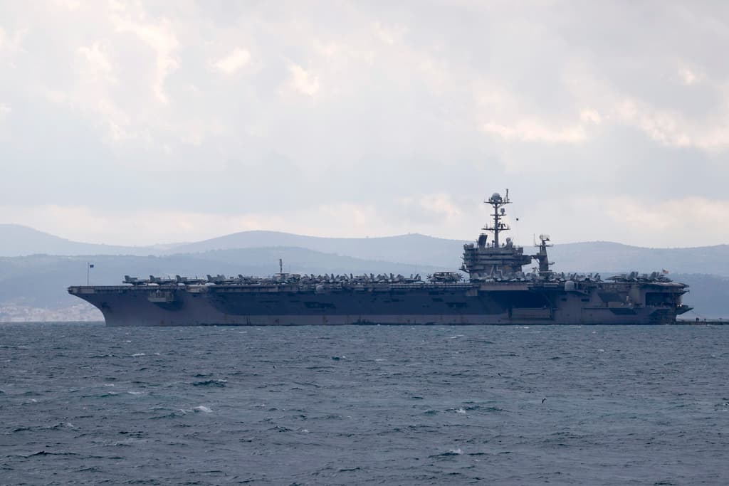 El insólito choque entre un portaaviones nuclear de EEUU y un barco mercante cerca de Egipto