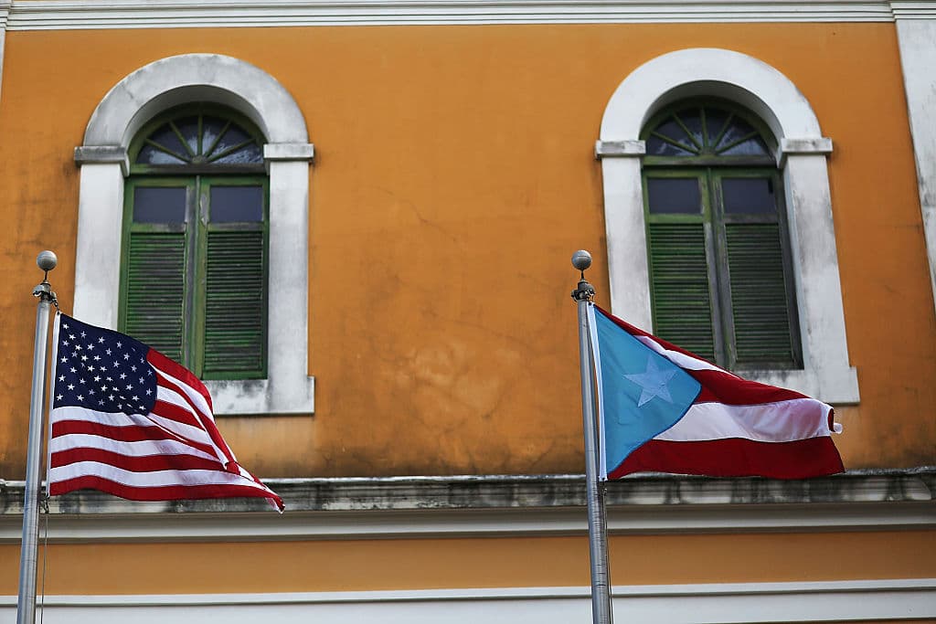 La ley Jones convirtió a los puertorriqueños en ciudadanos estadounidenses, pero esto no se traduce solo en tener un pasaporte con el que pueden circular libremente entre ambos países. Hay diferencias entre los puertorriqueños estadounidenses que viven en la isla y los que se mudan a EEUU. (Getty Images)