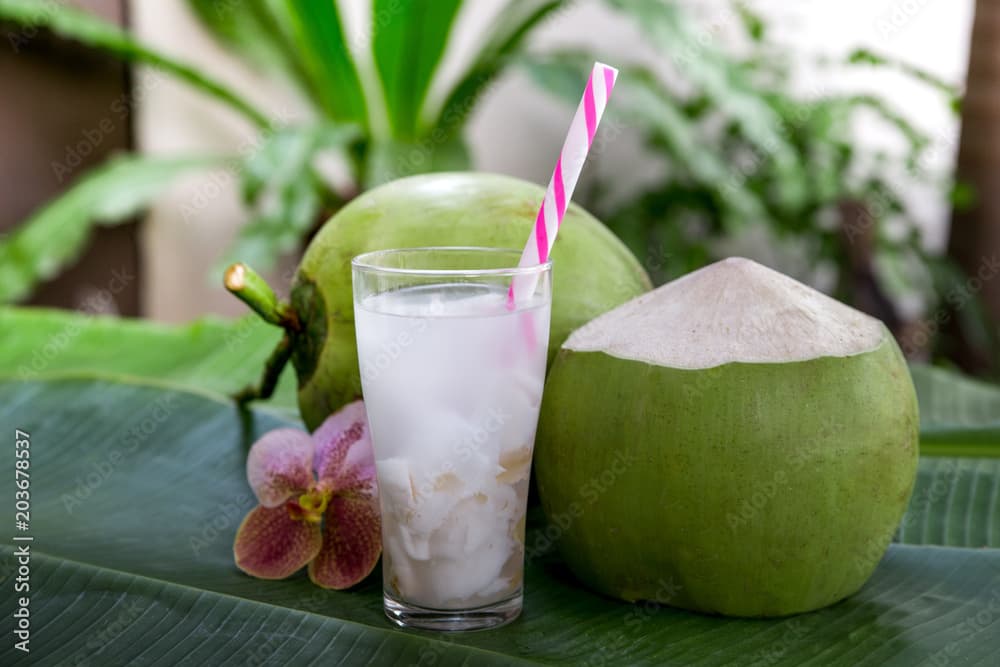 Es recomendable consumir jugos naturales y
<b> evitar bebidas alcohólicas, café y refrescos carbonatados</b>, ya que estos pueden deshidratarte más rápidamente.