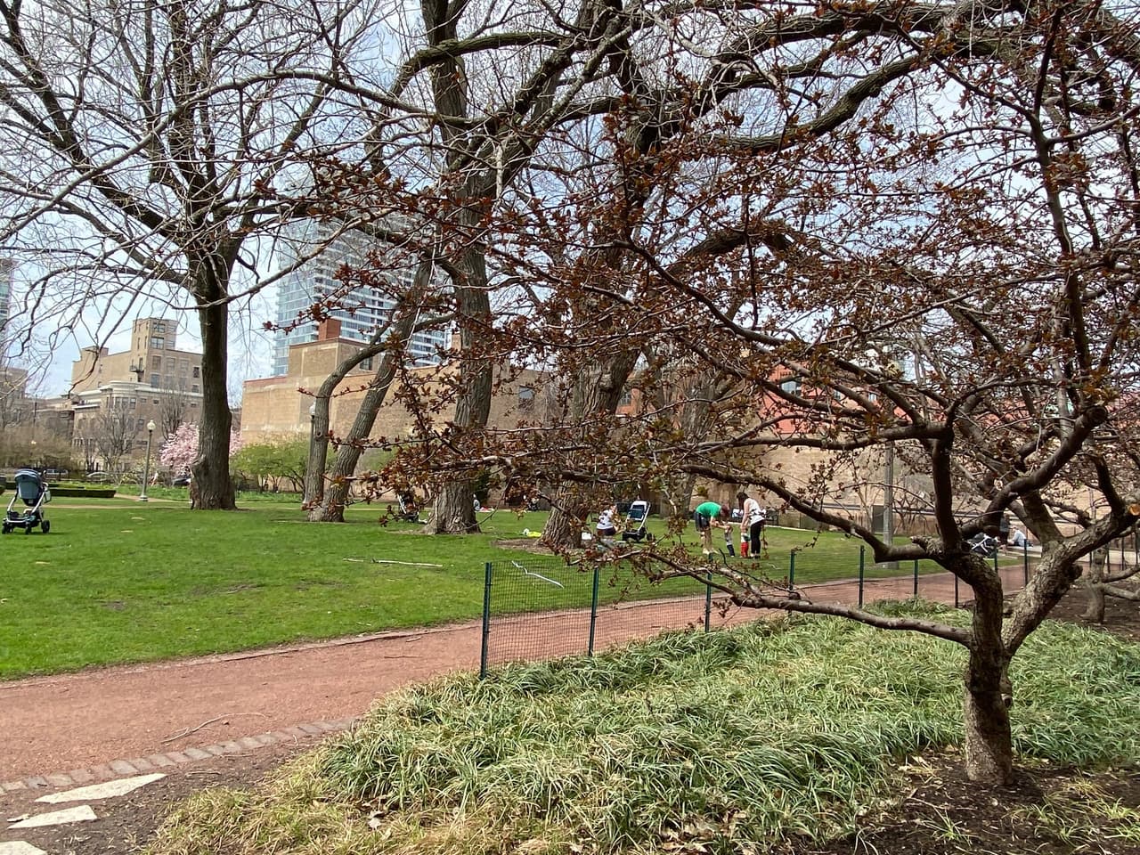 Habitantes de Chicago así disfrutaron del calor. Otra opción son los parques como este en las imágenes, el Women's Park ubicado en el South Loop, en donde familias acudieron a jugar o sentarse bajo la sombra de los árboles.