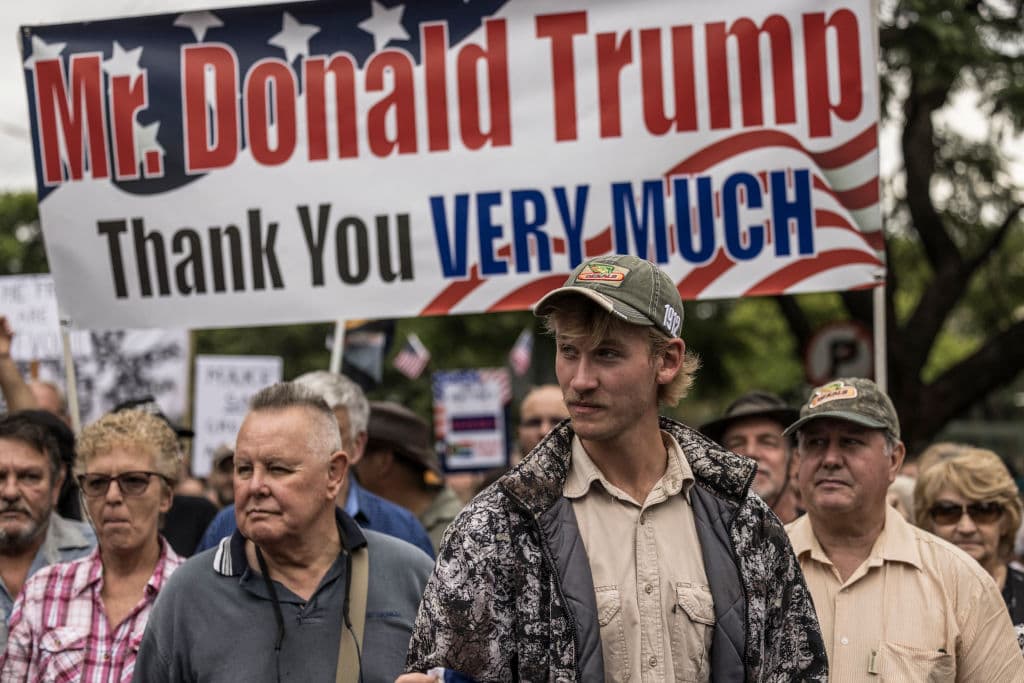 Llegan a EEUU más sudafricanos blancos invitados por Trump, mientras rechaza a miles de inmigrantes de otras partes del mundo
