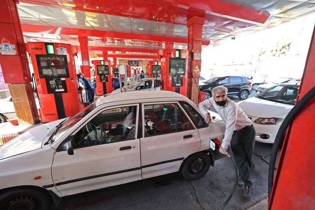 ⬇️ MÁS BARATA.
<br>
<b>3.- Irán.</b>
<br>
<br>En el país del Oriente Próximo con la cuartas reservas de petróleo y primeras de gas a nivel mundial se paga 
<b>$0.202 por galón o $0.0.053 por litro</b>.