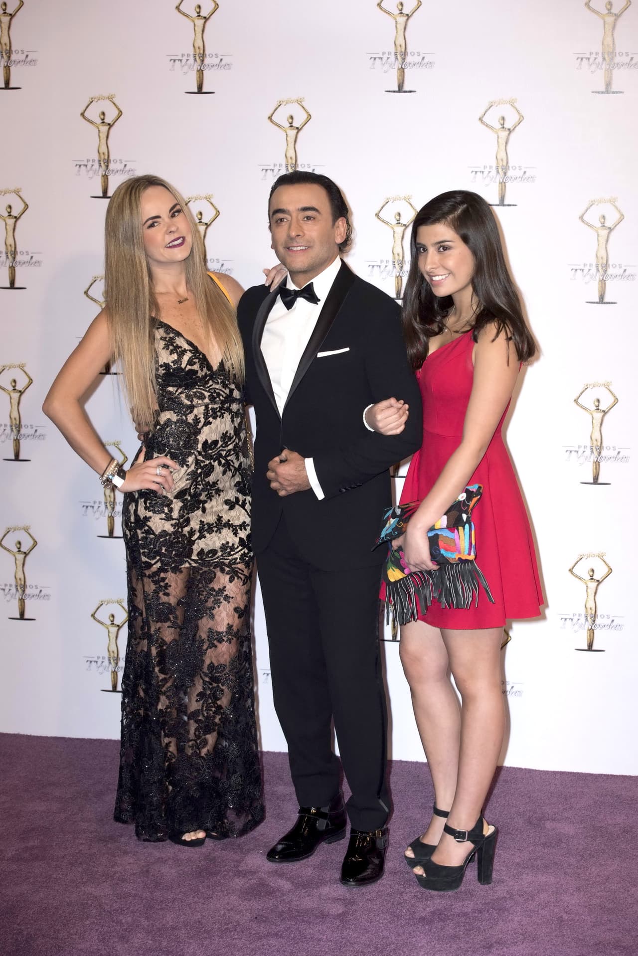 <b>Adal Ramones</b> llegó muy bien acompañado al evento de su novia y su hija mayor Paola, vistiendo un clásico smoking.