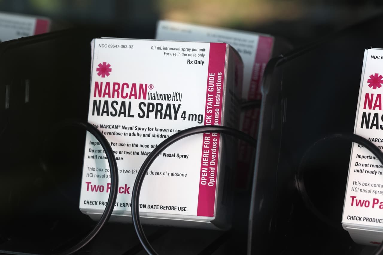 Las personas que viven o están cerca de individuos en riesgo de sobredosis por opioides o fentanilo “deben llevar consigo naloxona y guardarla en su hogar”.