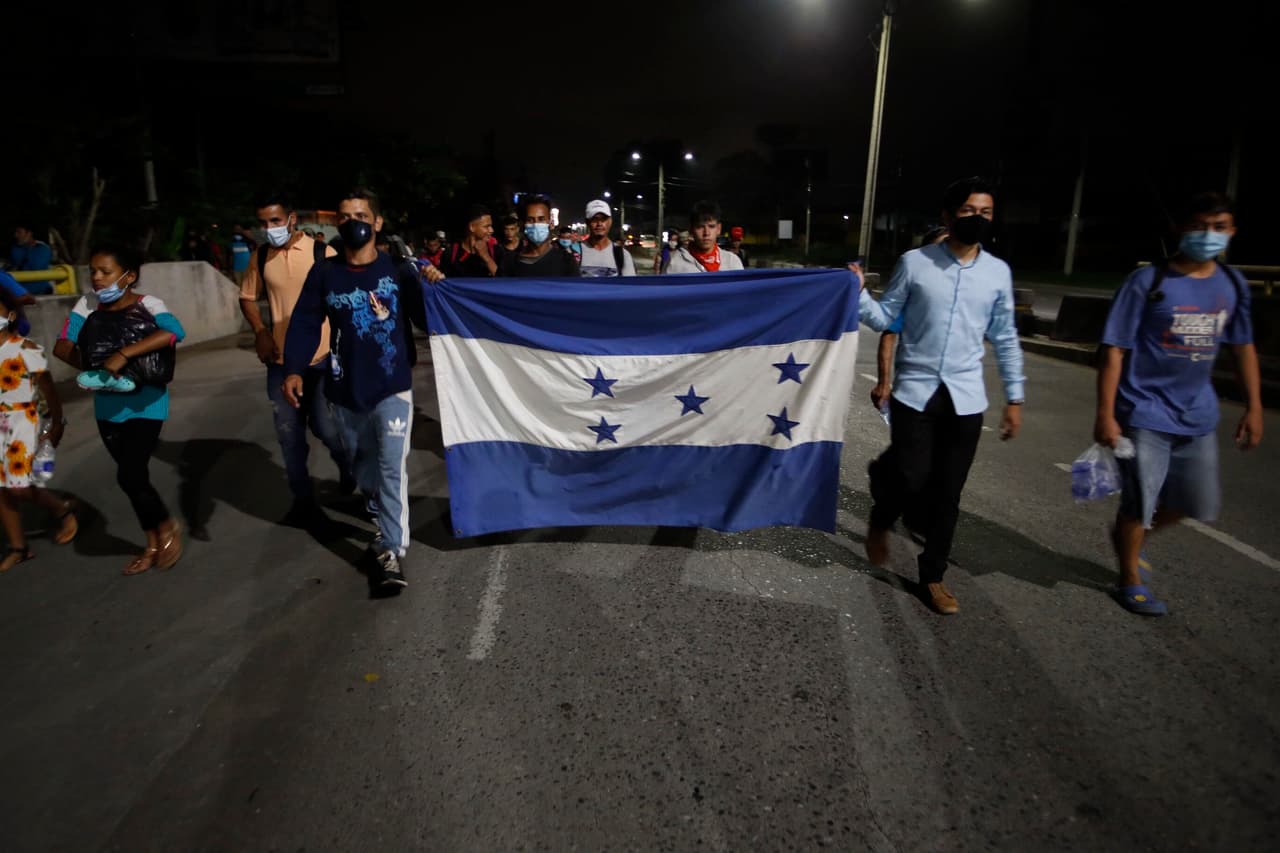 "Nos vamos porque hemos perdido todo": un nuevo grupo de migrantes hondureños parte rumbo a EEUU