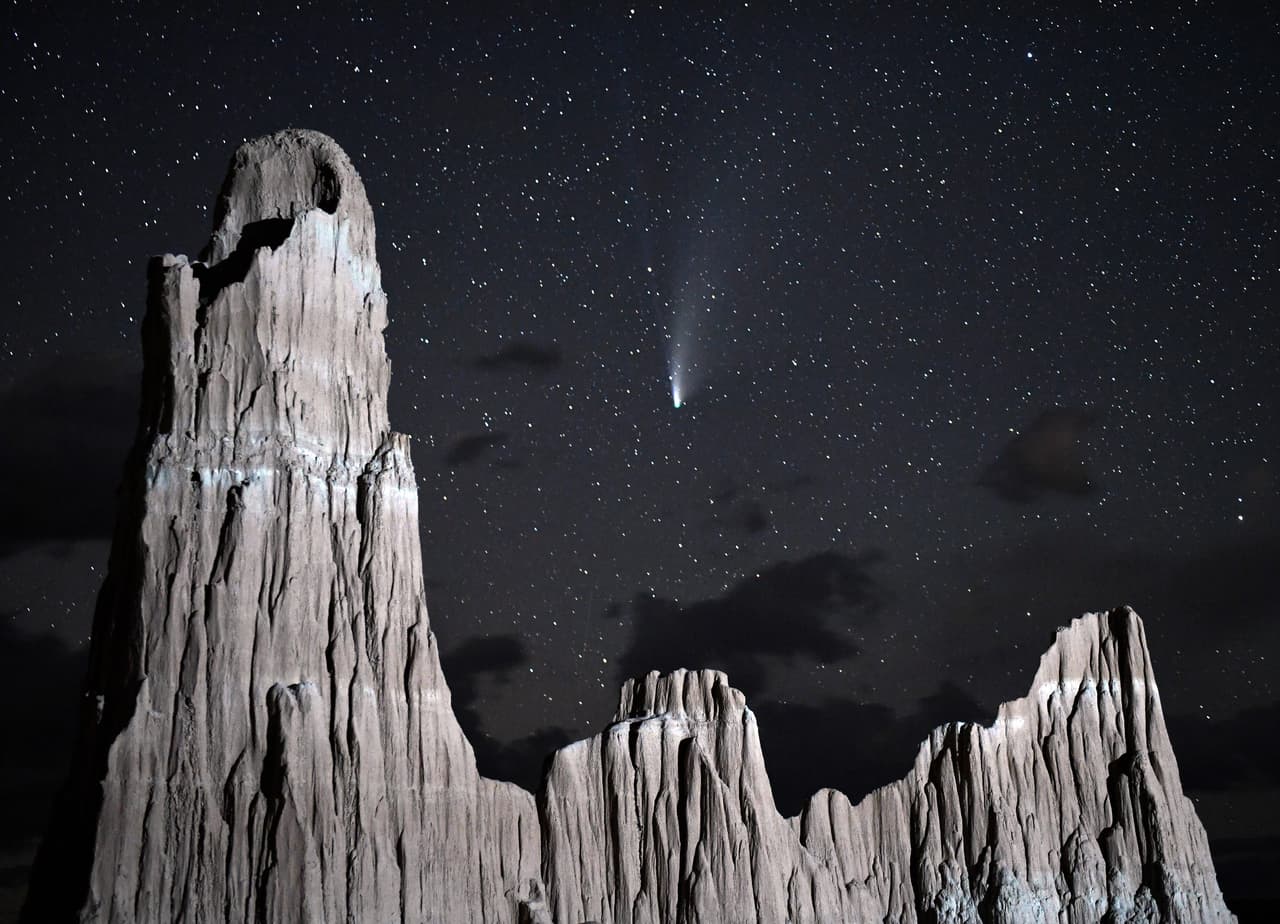 <b>Un hermoso cometa a simple vista. </b>El cometa Neowise, que se acerca a la Tierra cada 6,000 años, se pudo apreciar a finales de julio en el hemisferio norte sin ningún instrumento. Fue descubierto a finales de marzo por el satélite de la NASA que lleva el mismo nombre, Neowise, y 
<a href="https://www.univision.com/noticias/ciencia/un-hermoso-espectaculo-cosmico-a-simple-vista-el-paso-del-cometa-neowise-observado-desde-eeuu-fotos-fotos"><u>comenzó a ser visible a simple vista el 3 de julio al alcanzar su perihelio</u></a>, el punto de su órbita más cercano al Sol.