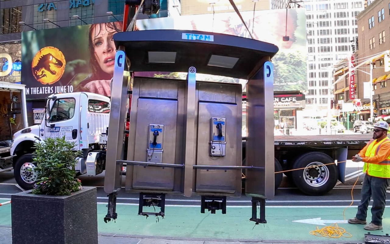 El último teléfono público de la ciudad de Nueva York que estaba en pleno corazón de Manhattan fue retirado del servicio el lunes, marcando el fin de una era durante la cual los dispositivos fueron una vez dominantes en la ciudad más grande del país. La ciudad comenzó a retirar los teléfonos públicos en 2015 y a sustituirlos por puntos de acceso público a Wi-Fi.
