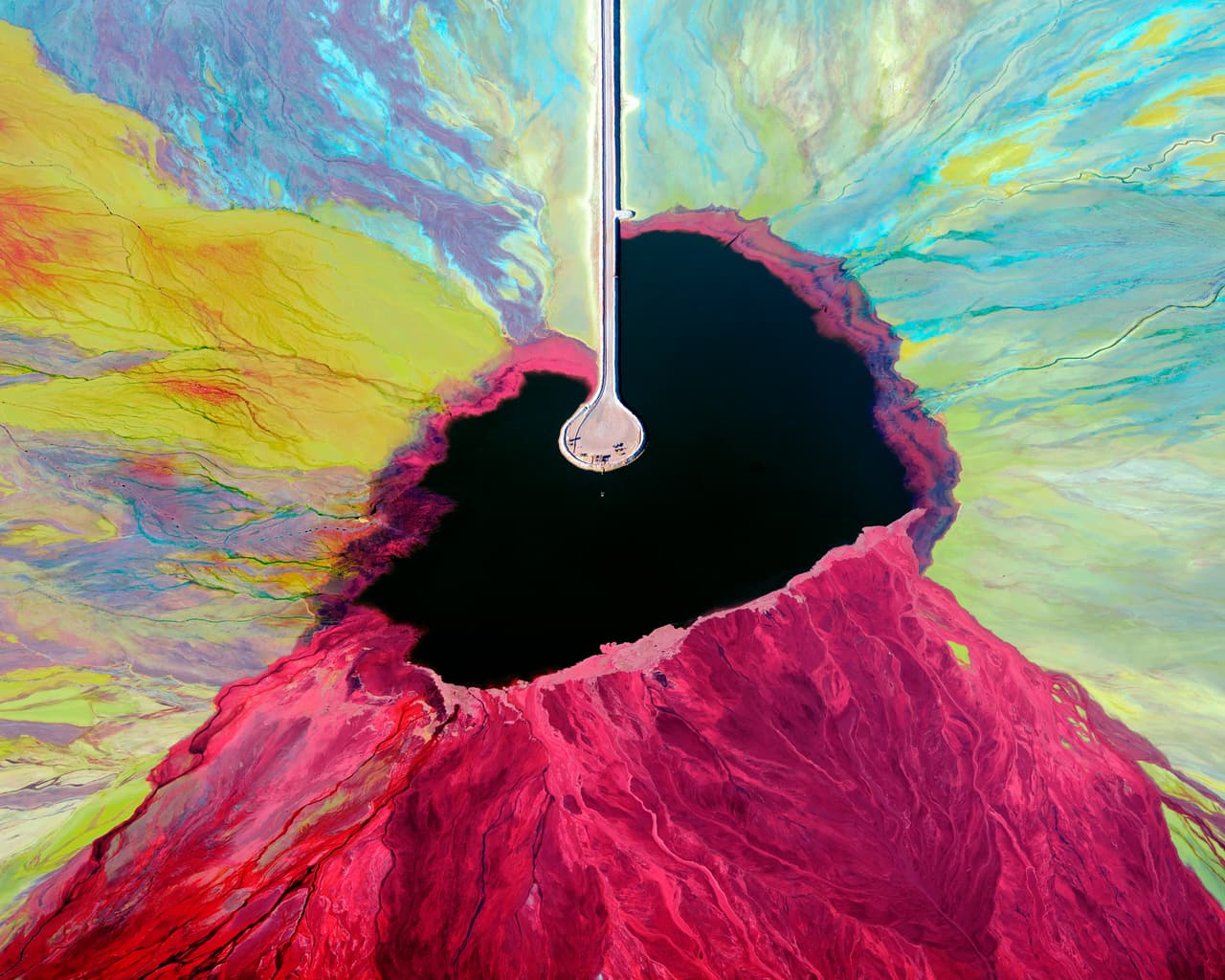 Un sitio minero remoto en Australia del Sur, donde los colores vivos revelan el impacto dramático de la minería sobre el paisaje—una mezcla intrincada de industria humana y terreno natural.
<br>