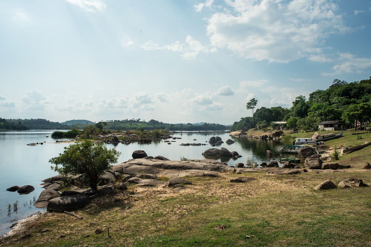 The village of Ilha da Fazenda on the Volta Grande do Xingu across the river from where the Belo Sun mine is planned to be built. Illiah da Fazenda is a fishing community of 40 families, 22 are indigenous. Fishing in the river has already been seriously impacted by the Belo Monte Dam a few miles upriver and the community is concerned the mine will only compound the impacts. Dec 10, 2016.