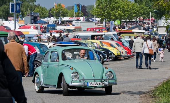 El escritor Bernhard Rieger señaló en su libro 'El coche del pueblo' que en Alemania el precio del auto era módico, tenía calidad, durabilidad y representaba una nueva normalidad de posguerra. En los Estados Unidos, dice el autor, las características del auto escarabajo lo hacían poco convencional en una cultura automotriz dominada por el tamaño y la espectacularidad.