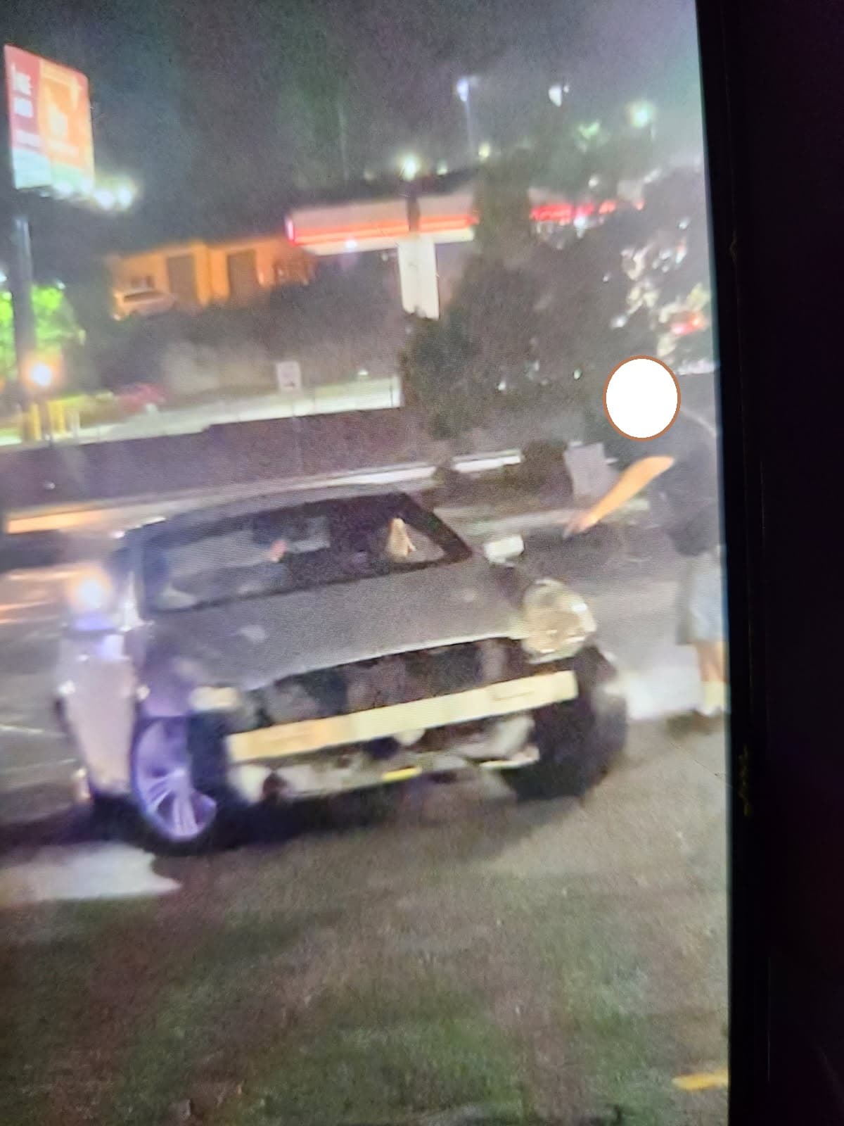 La Policía de Marietta indicó que 
<b>Escalante se encontraba en el estacionamiento </b>cuando un hombre desconocido que conducía un 
<b>Infinity G35 plateado comenzó a conducir imprudentemente y a hacer piruetas.</b>
<br>
<br>El Infinity 
<b>lo impactó y lo arrastró</b> mientras intentaba salir del estacionamiento. 
<br>