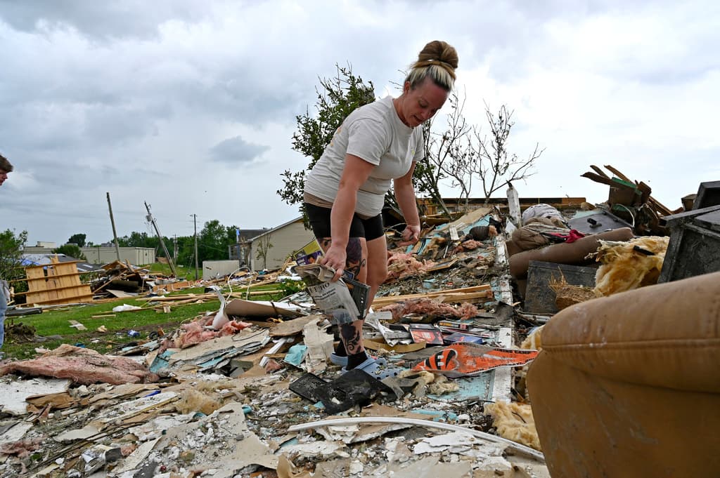 Tornados vuelven a golpear el centro de EEUU mientras miles trabajan para recuperarse