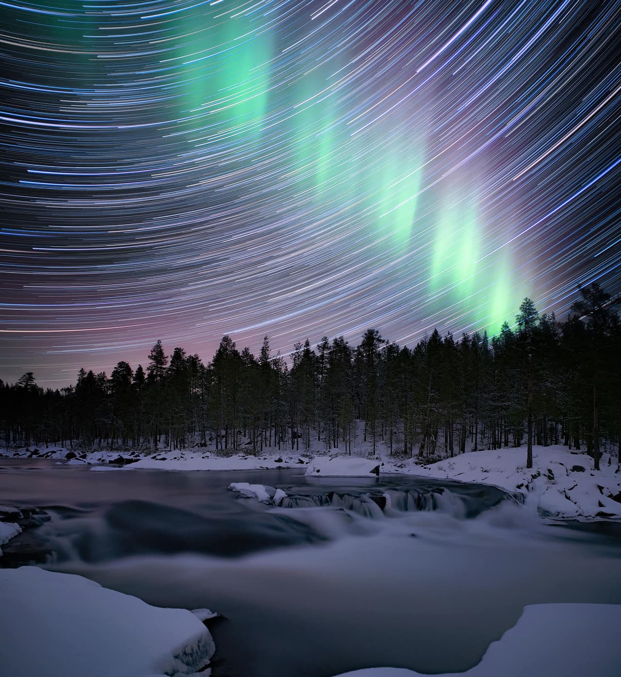 <b>‘Cascada’</b>
<br>
<br>Esta caída de agua se encuentra en medio de la nada cerca de Laponia, Suiza. La autora de la fotografía contó que hacía mucho frío y, mientras esperaba que comenzara la aurora, comenzó a capturar los rastros que dejan las estrellas con la rotación de la Tierra. Al final decidió fusionar estas fotografías con las de la espectacular aurora verde. 
<br>