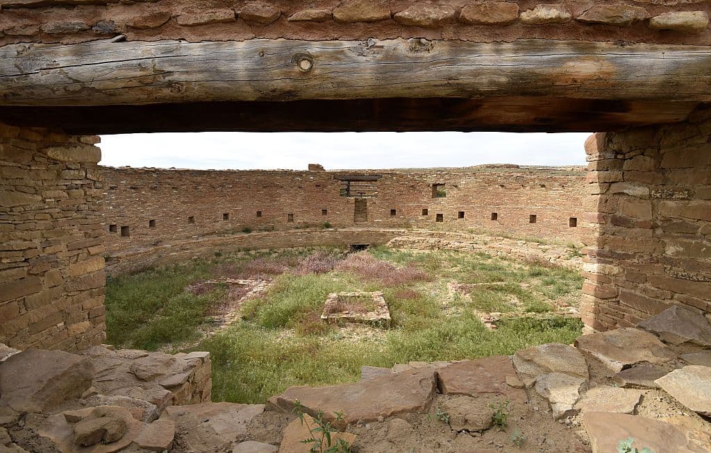 <b>Parque Histórico Nacional de la Cultura Chaco</b>. 
<b>Nuevo México, EEUU. </b>Entre 850 y 1250 dC, lo que hoy es el 
<a href="https://www.nps.gov/chcu/index.htm" target="_blank">Parque Histórico Nacional de la Cultura Chaco</a> fue un importante sitio en el que vivieron pueblos nativos americanos y sus ruinas son de las más grandes halladas en América del Norte. El parque está ubicado entre lo que hoy es Albuquerque y Farmington, en un remoto cañón. No están claros los motivos de la emigración de los habitantes, aunque se señala una sequía como la posible causa. 
<br> 
<br>