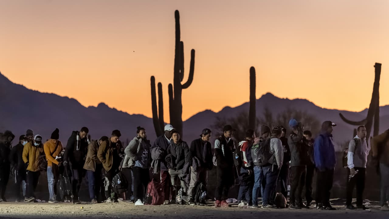 La denuncia fue hecha por la organización sin fines de lucro No Más Muertes, que calificó el hecho como un trato inhumano con los inmigrantes que cruzaron la frontera de manera irregular durante las tormentas invernales. Según el reporte, voluntarios de varias organizaciones transportaron entre 200 y 250 personas varadas hacia la estación de la Patrulla Fronteriza más cercanas. Quienes no tuvieron espacio terminaron en refugios temporales.