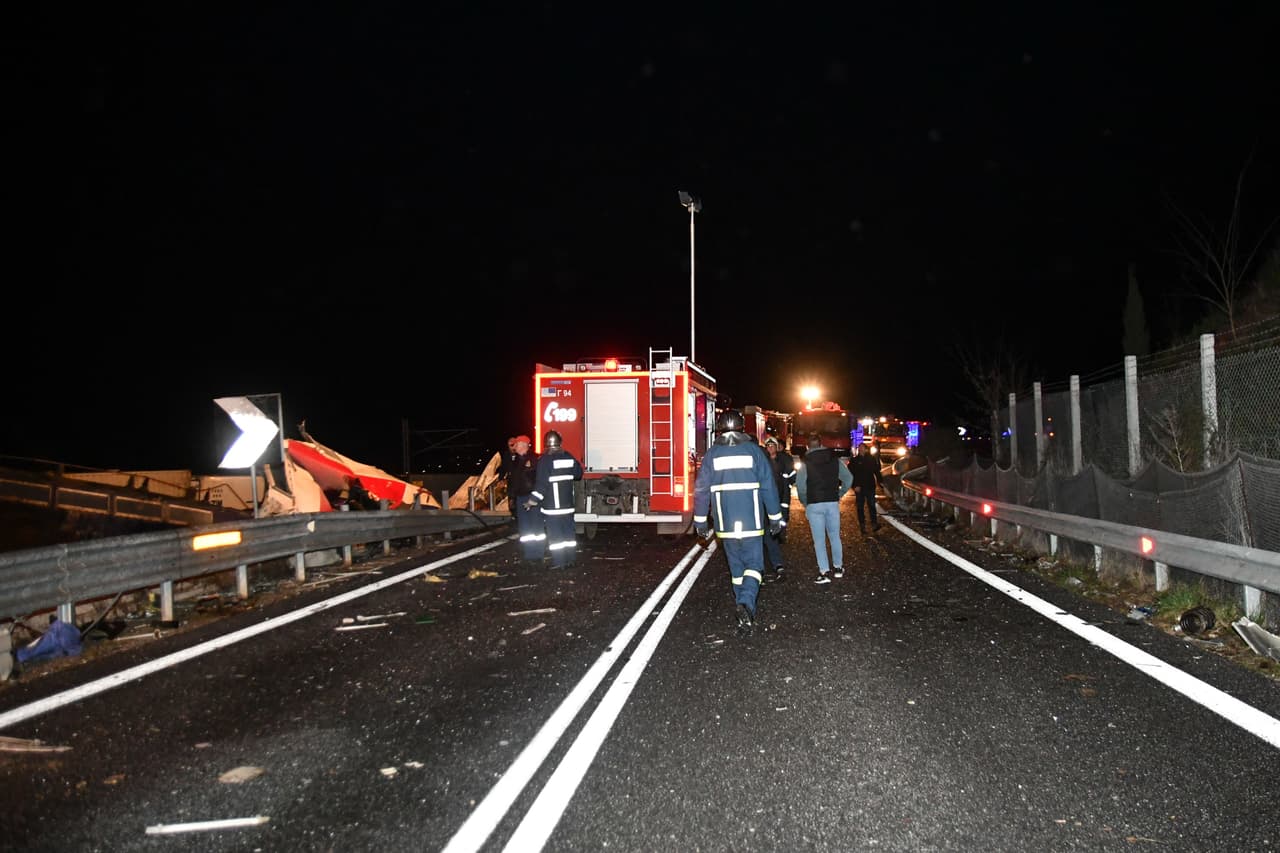 Unos 150 bomberos, además de 40 ambulancias, fueron movilizados al lugar del siniestro, según los servicios de socorro griego. "Nunca he visto algo así en toda mi vida. Es trágico. Cinco horas después encontramos cuerpos", relató un socorrista exhausto al salir de la cavidad donde él y su equipo extraían los cuerpos de los pasajeros.
<br>