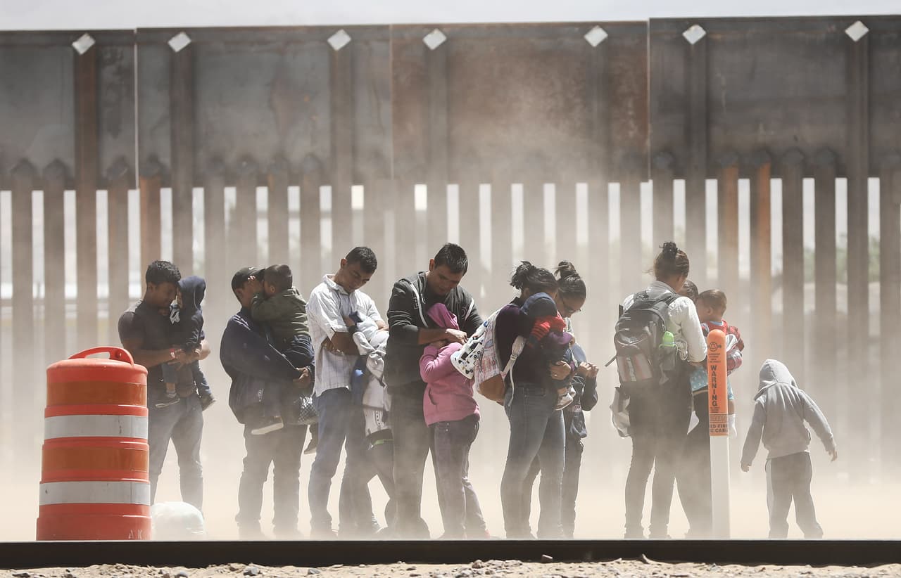 El colapso se agrava: casi 900,000 casos acumulados en las cortes de inmigración
