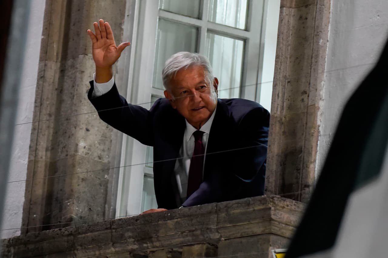 Minutos antes había saludado a sus seguidores que lo vitoreaban frente a la casa de campaña.