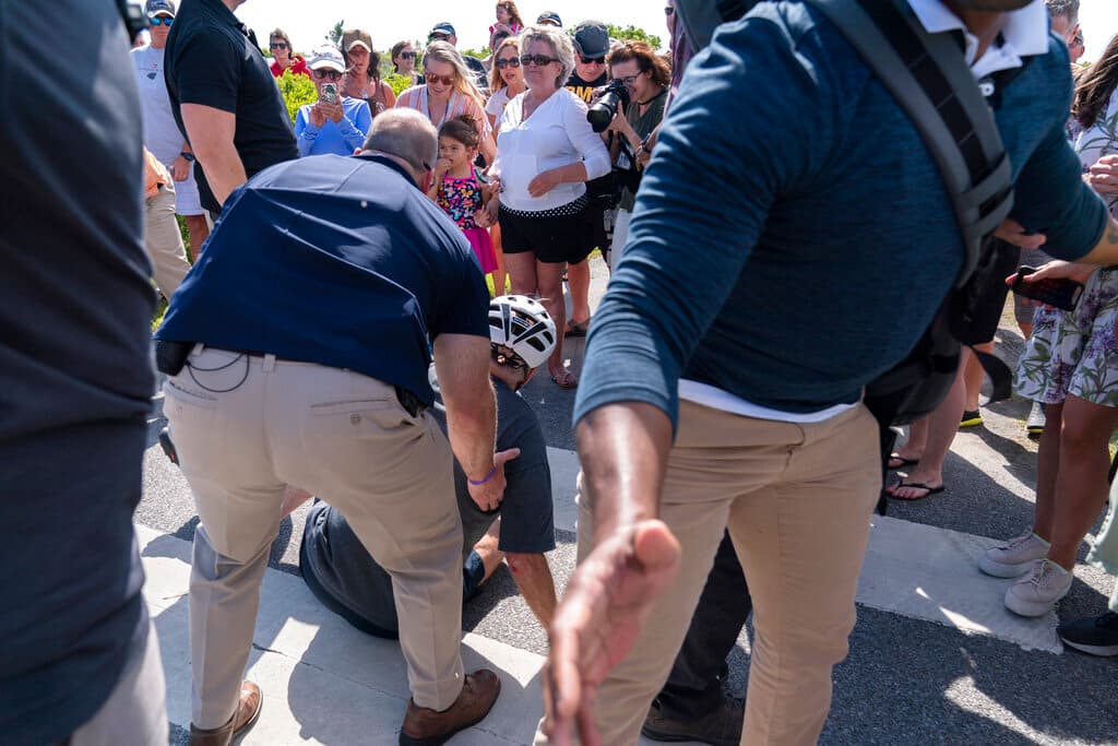 Poco después explicó que no pudo quitar sus zapatos de bicicleta de las jaulas para los dedos de los pies.
<br>
<br>