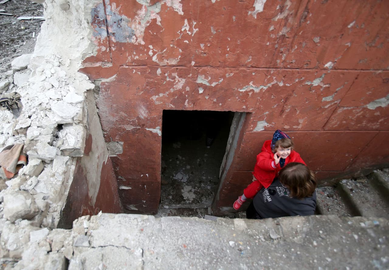 Residentes de Sievierodonetsk, al este de Ucrania, entrando a un sótano donde se han refugiado del bombardeo de las fuerzas rusas y los separatistas respaldados por Rusia. 28 de febrero.