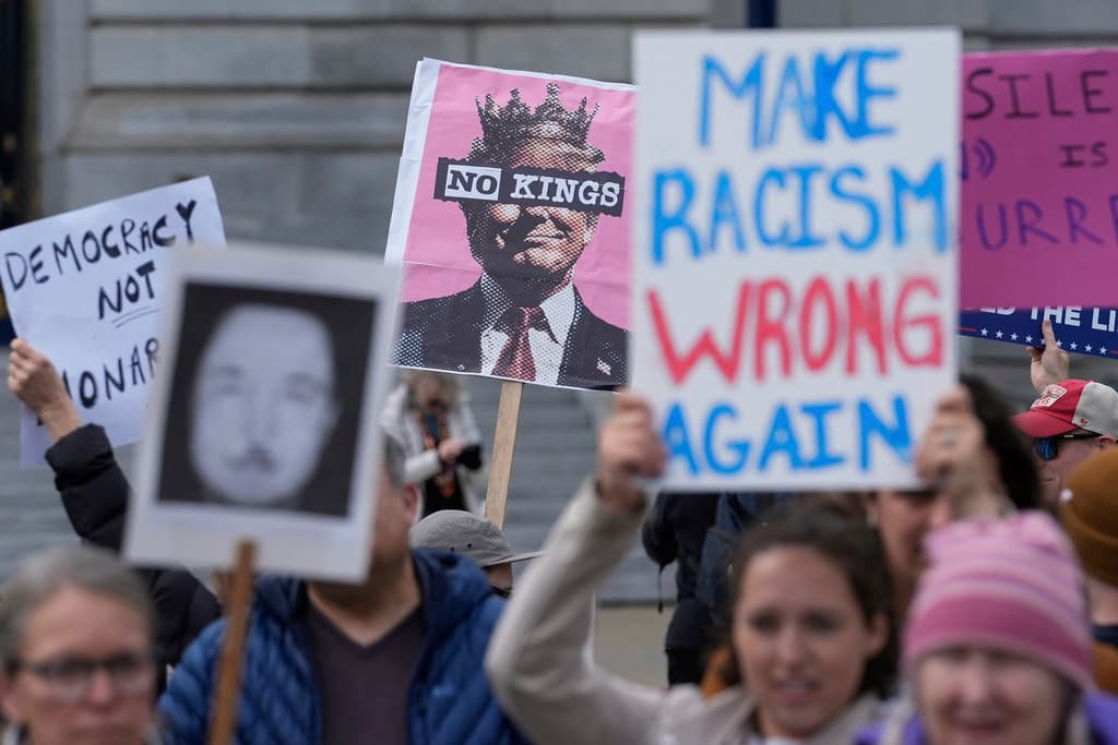 Antes de que el presidente de Estados Unidos, Donald Trump, ofreciera su discurso en el Congreso, este martes 4 de marzo, decenas de personas se manifestaron contra sus políticas frente a la alcaldía de San Francisco, California.