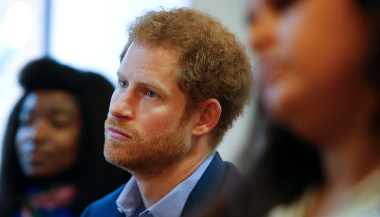 El 
<b>príncipe Harry</b> conmovió al mundo cuando, durante una entrevista al diario The Telegraph, 
<a href="http://http://www.univision.com/noticias/salud-mental/el-principe-harry-admite-que-la-muerte-de-su-madre-afecto-su-salud-mental-todo-ese-dolor-que-nunca-procese-broto">confesó que estuvo al borde del colapso nervioso</a> por no hablar sobre la muerte de su madre, la princesa Diana. Fue su hermano William quien lo ayudó a buscar ayuda: “Me dijo que no era normal pensar que nada me afectaba. Hay que tener esa conversación y te asombrará ver cuánta gente te apoya y cuánta gente se siente igual que tú”, dijo.