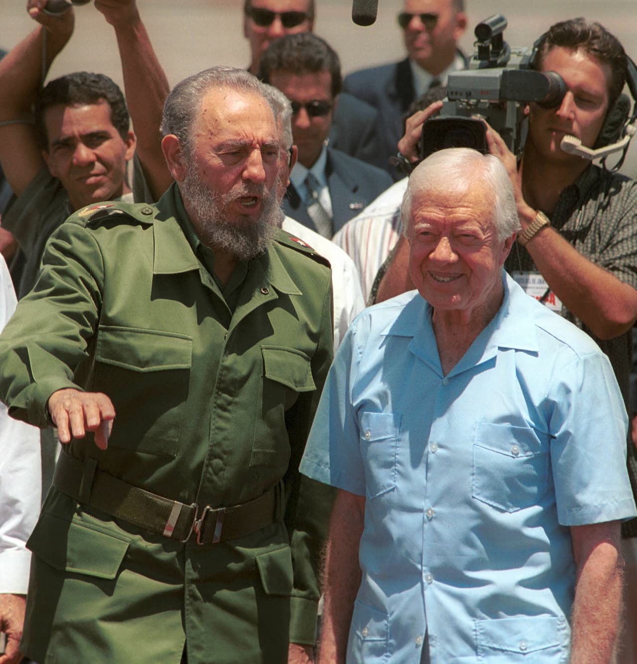 Jimmy Carter (1924) fue el primer presidente de Estados Unidos en nacer en un hospital. Esta frase puede sonar extraña, pero es real. Antes, los partos solían atenderse en las casas de la familia. Kennedy, por ejemplo, nació en la 83 Beals Street, en Brookline, Massachusetts. Hasta ahí, la familia de Carter era normal, pero sólo hasta ahí: un hermano cultivaba maní y era alcohólico, una hermana era evangelista y otra corría carreras de motocicletas y tenía un hijo en la cárcel. Carter, además, dijo en su campaña que había visto un ovni, "muy brillante, [con] colores cambiantes y del tamaño de la Luna", y prometió desclasificar toda la información que el Gobierno tenía sobre los extraterrestres. Una vez presidente, dijo que no podía cumplir su promesa por razones de seguridad nacional. Sin embargo, cumplió otras promesas, como la creación de los ministerios de energía y educación, fue mediador en el tratado de paz entre Egipto e Israel e hizo un acuerdo de control de armamento con la Unión Soviética, conocido como el tratado SALT II. En la fotografía está con Fidel Castro durante una visita a La Habana, el 17 de mayo de 2002, para hablar sobre el mejoramiento de las relaciones entre los dos países.