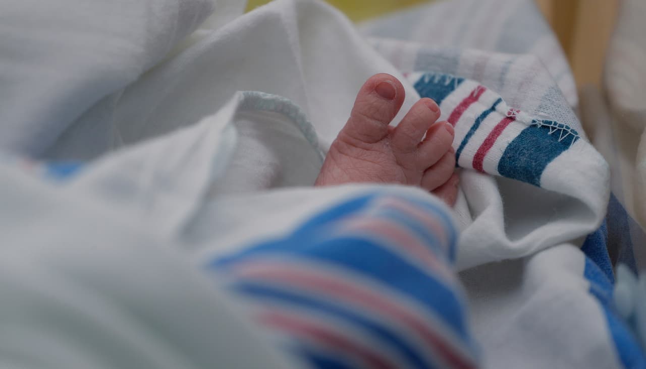 El pie de un bebé recién nacido de una madre con covid-19 en el hospital DHR Health, en McAllen, Texas. El hospital permite a las madres hacer videollamadas a los cuneros.