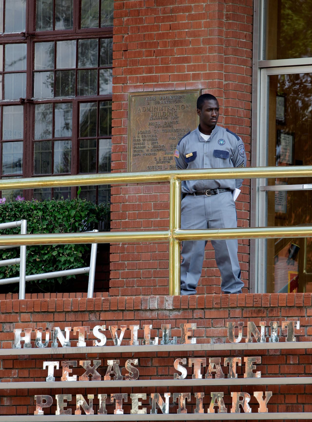 La entrada de la prisión de Huntsville custodiada por un funcionario el 21 de septiembre de 2011.