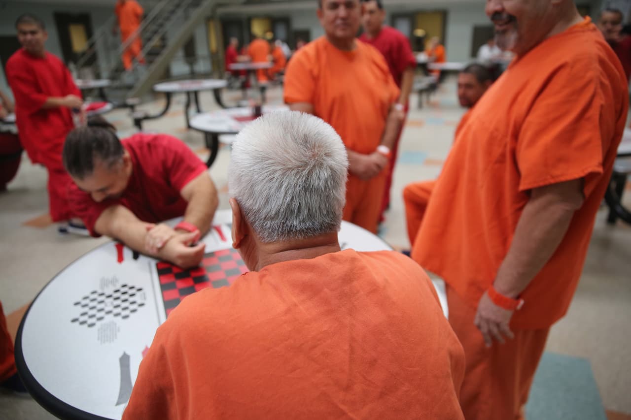 Solución radical: coalición pide al gobierno liberar a todos los inmigrantes en cárceles de ICE