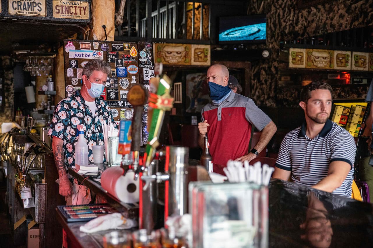 <b>Texas.</b> Clientes en un bar de Austin, el 26 de junio. 
<br>
<br>Este fue uno de los primeros estados en relajar las regulaciones en bares y restaurantes. Reabrieron al 25% de su capacidad el 22 de mayo, se les permitió aumentar al 50% el 3 de junio y al 75% el 12 de junio. 
<br>
<br>Los casos en Texas se dispararon y las autoridades tomaron medidas como las mascarillas obligatorias (el 3 de julio), cerraron los bares y regresó a la reducción de la capacidad de los restaurantes al 50%.