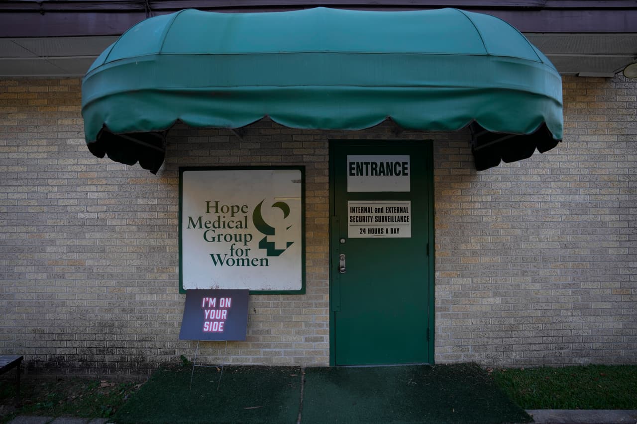 Un letrero que apoya a las mujeres que buscan un aborto descansa junto a la puerta lateral de la clínica, 
<b>donde todos los visitantes deben pasar por un vestíbulo de seguridad</b> antes de poder ingresar.