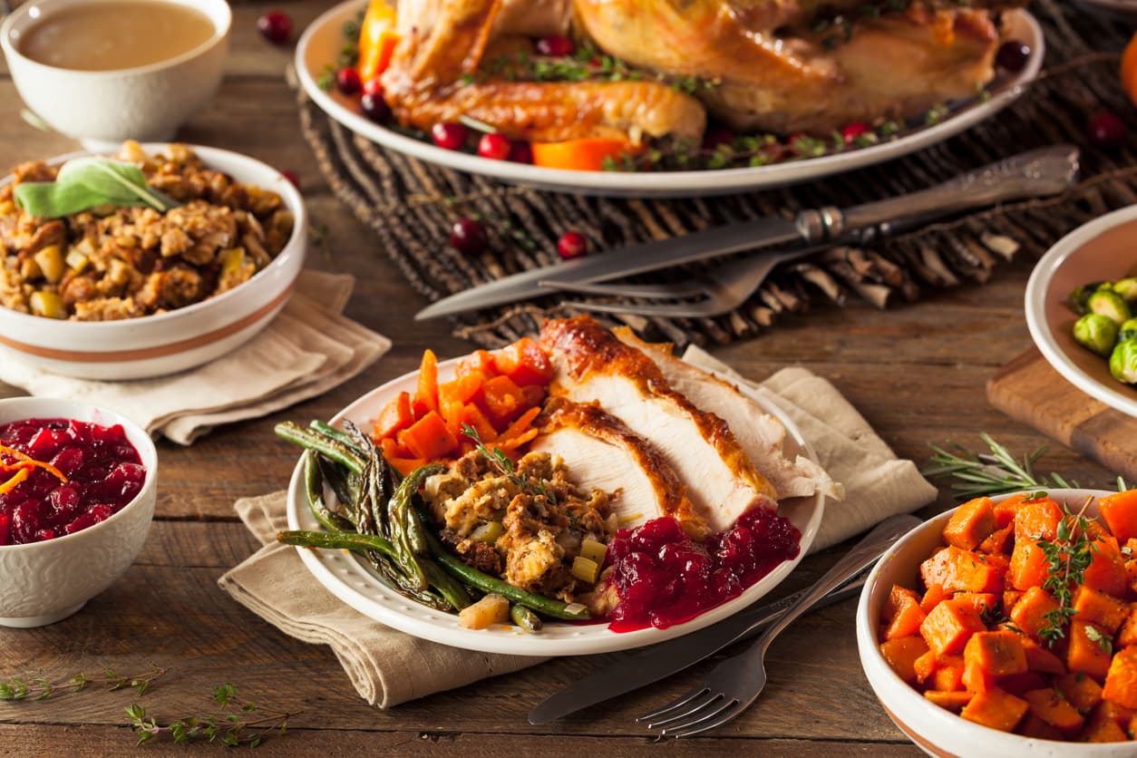 Para prevenir la propagación del virus, los 
<a href="https://www.cdc.gov/coronavirus/2019-ncov/daily-life-coping/holidays.html#holiday-celebrations" target="_blank">Centros para el Control y Prevención de Enfermedades</a> (CDC) han recomendando modificar sus tradicionales planes, además de mantener el distanciamiento social, lavarse las manos y usar el tapabocas cuando esté con personas que no hacen parte de su hogar.