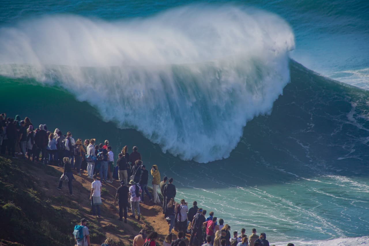 <b>Febrero. Las monumentales olas de Nazaré, Portugal. </b>
<br>
<br>Esta pequeña ciudad costera es tranquila la mayor parte del año pero en invierno es golpeada por las olas más grandes del planeta. Por su puesto, atrae a los surfistas más osados en busca de marcas récords, pero no es necesario ser un atleta extremo para disfrutar del espectáculo. 
<br>
<br>Un mirador en una colina cercana permite a cualquiera observar el espectáculo con seguridad. La competencia de surf más importante en Nazaré se 
<a href="https://nazarewaves.com/"><u>realiza cada año entre noviembre y marzo</u></a>.