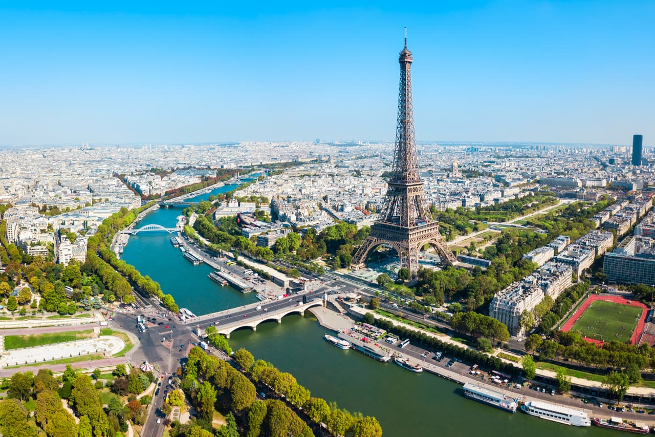 <b>Puesto 16. Torre Eiffel. París, Francia.</b>
<br>
<br>"Durante 130 años 
<a href="https://www.univision.com/noticias/mundo/fotos-asi-se-levanto-el-icono-de-paris-que-cumple-130-anos-de-pie-fotos">la Torre Eiffel ha sido un símbolo poderoso y distintivo de la ciudad de París</a> y, por extensión, de Francia. Al principio, cuando se construyó para la Exposición Universal de 1889, impresionó al mundo por su altura y diseño, y simbolizaba el genio industrial francés", indica la 
<i>web</i> oficial.
<br>