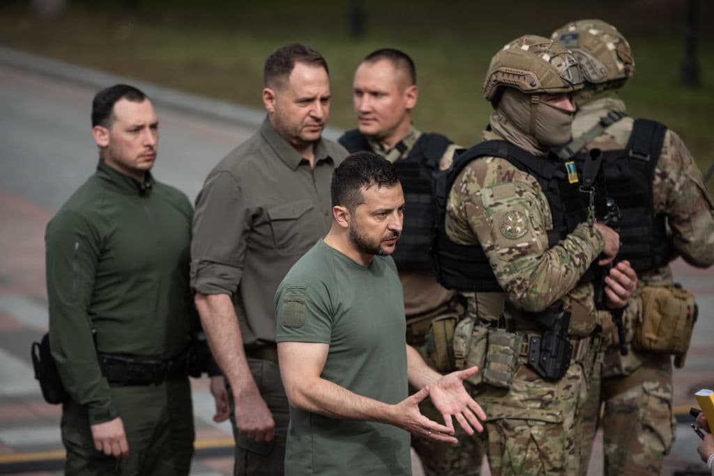 Por eso, al tiempo que el presidente Volodymyr Zelensky celebra sus victorias parciales, su gobierno sigue en una frenética actividad diplomática para convencer a sus aliados occidentales de que es posible ganar la guerra, pero solo si el país cuenta con mucha ayuda.