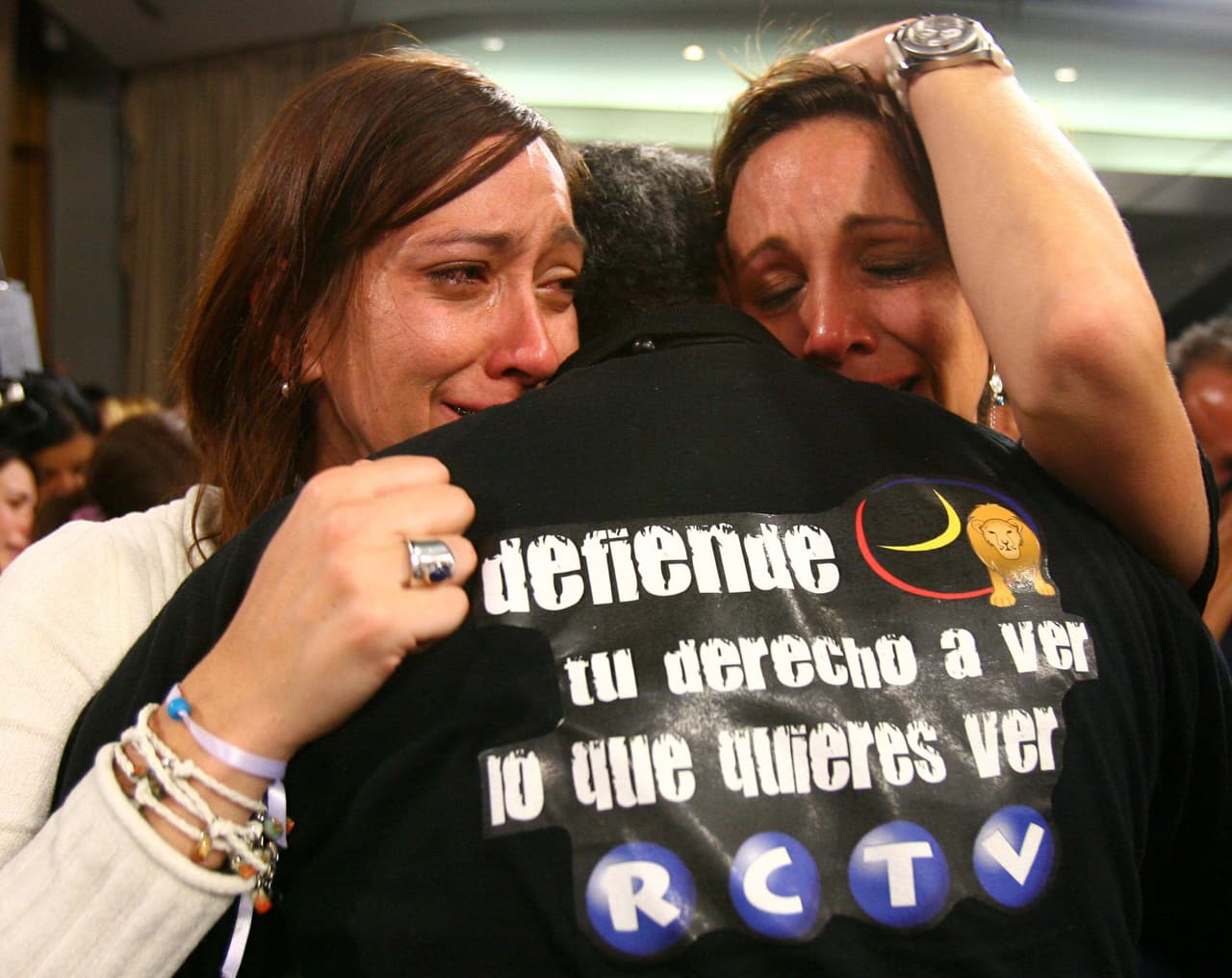 <b>Adiós libertad de expresión. </b>En 2007 ordenó no renovar el permiso de transmisión de la televisora RCTV, crítica del gobierno y se convirtió en el primer gran golpe a la libertad de expresión en Venezuela. Luego vendría el cierre de más de 30 emisoras de radio, chantaje con publicidad oficial a los diarios, aumento de amenazas a periodistas, multas, acciones judiciales y cierre definitivo de las fuentes de información pública. También eliminó el acceso a periodistas nacionales a sus conferencias de prensa y a otras instituciones públicas. Propuso una reforma constitucional que incluía entre otras cosas la reelección presidencial indefinida. Fue consultada en un referéndum nacional que perdió por estrecho margen a finales de 2007. Fue la primera derrota electoral del chavismo.